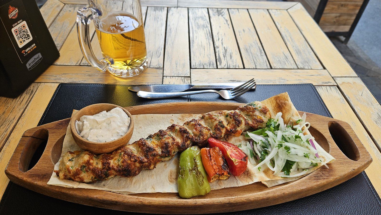 Kebab s lavašem a pivem v Grillianu