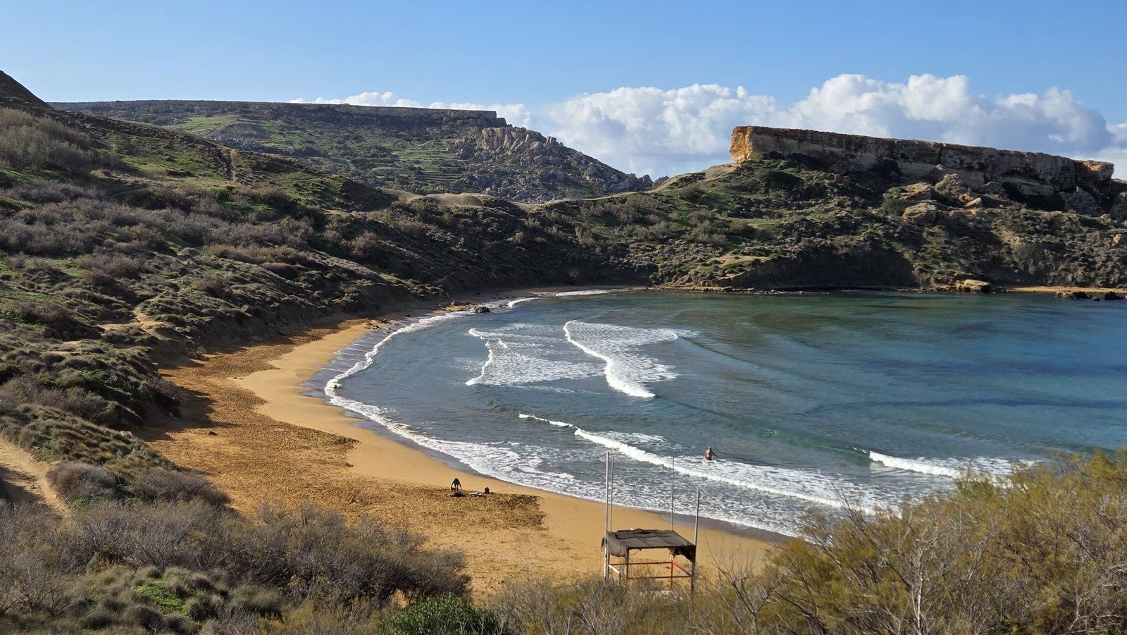 Pláž Riviera Beach (Għajn Tuffieħa) v prosinci
