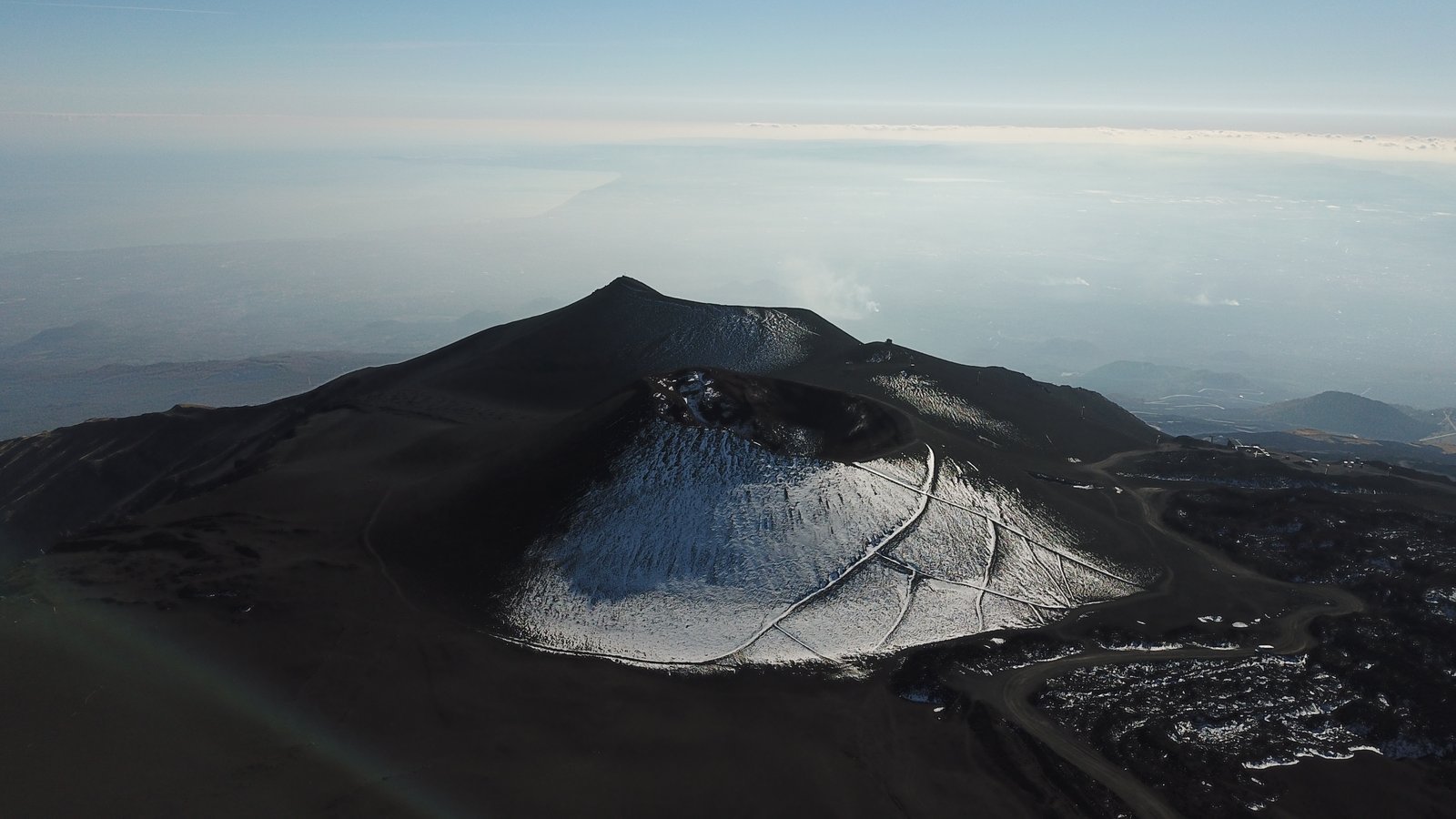 Kráter na jižním svahu Etny se sněhem, pohled z dronu